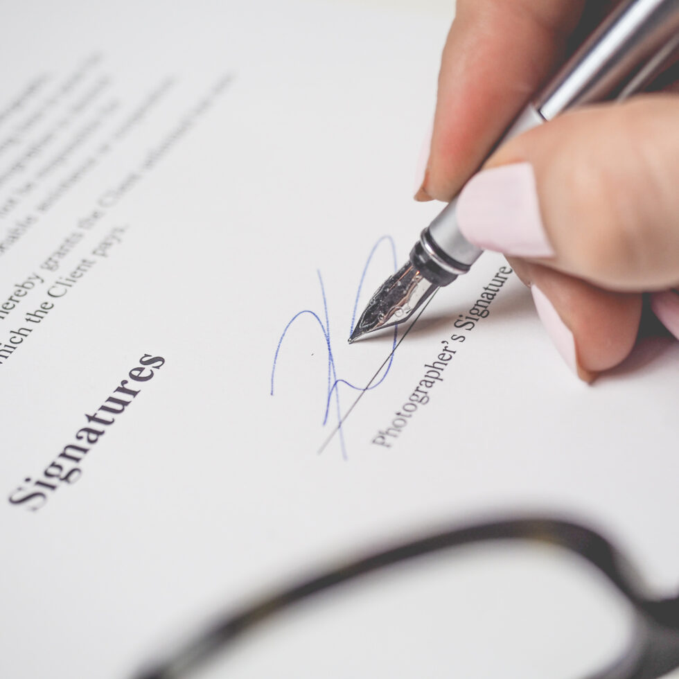 Unterzeichnung Arbeitsvertrag - erfolgreiche Personalvermittlung.