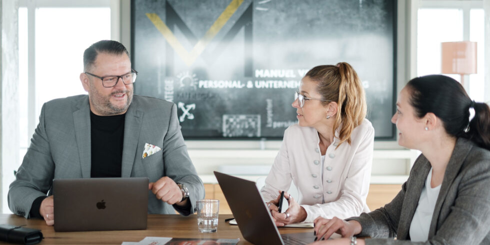 Teamgespräch der MV Unternehmens- und Personalberatung mit Carolin Leonardi und Manuel Vey