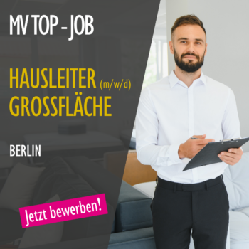 Dires ist eine Jobanzeige in der Wir einen Hausleiter für die Großfläche (m/w/d) für Berlin suchen. Zusehen ist ein Foto von einem Mann in einem Möbelhaus mit einem Schreibbrett in der Hand. links steh der Jobtitle.